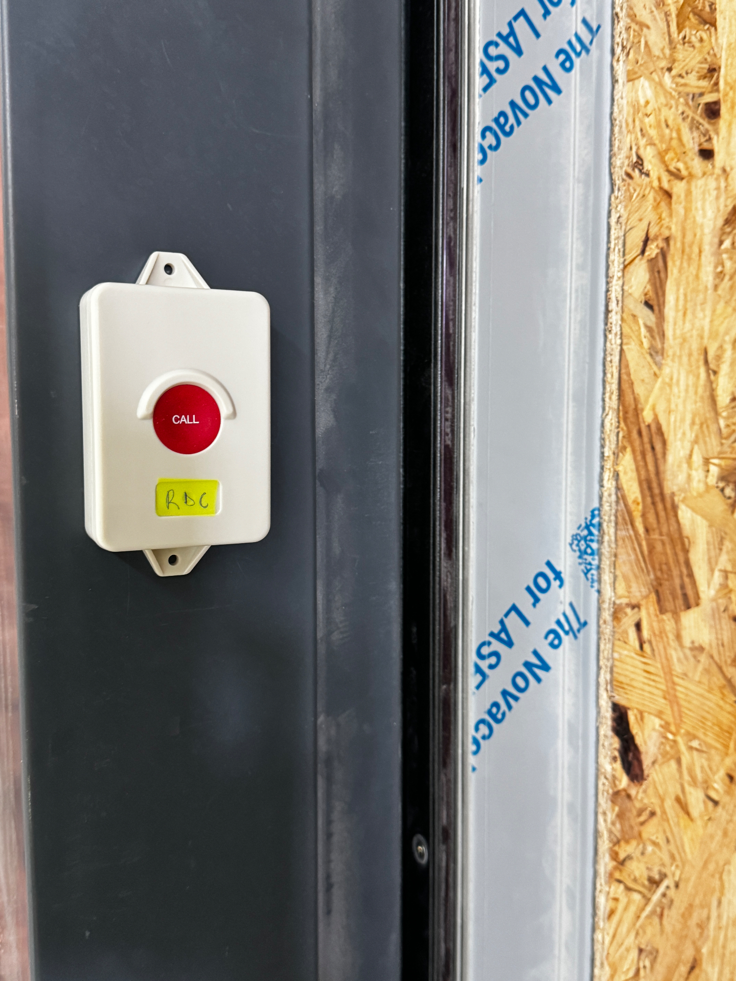 Vue rapprochée du bouton d'appel sans fil étiqueté RDC