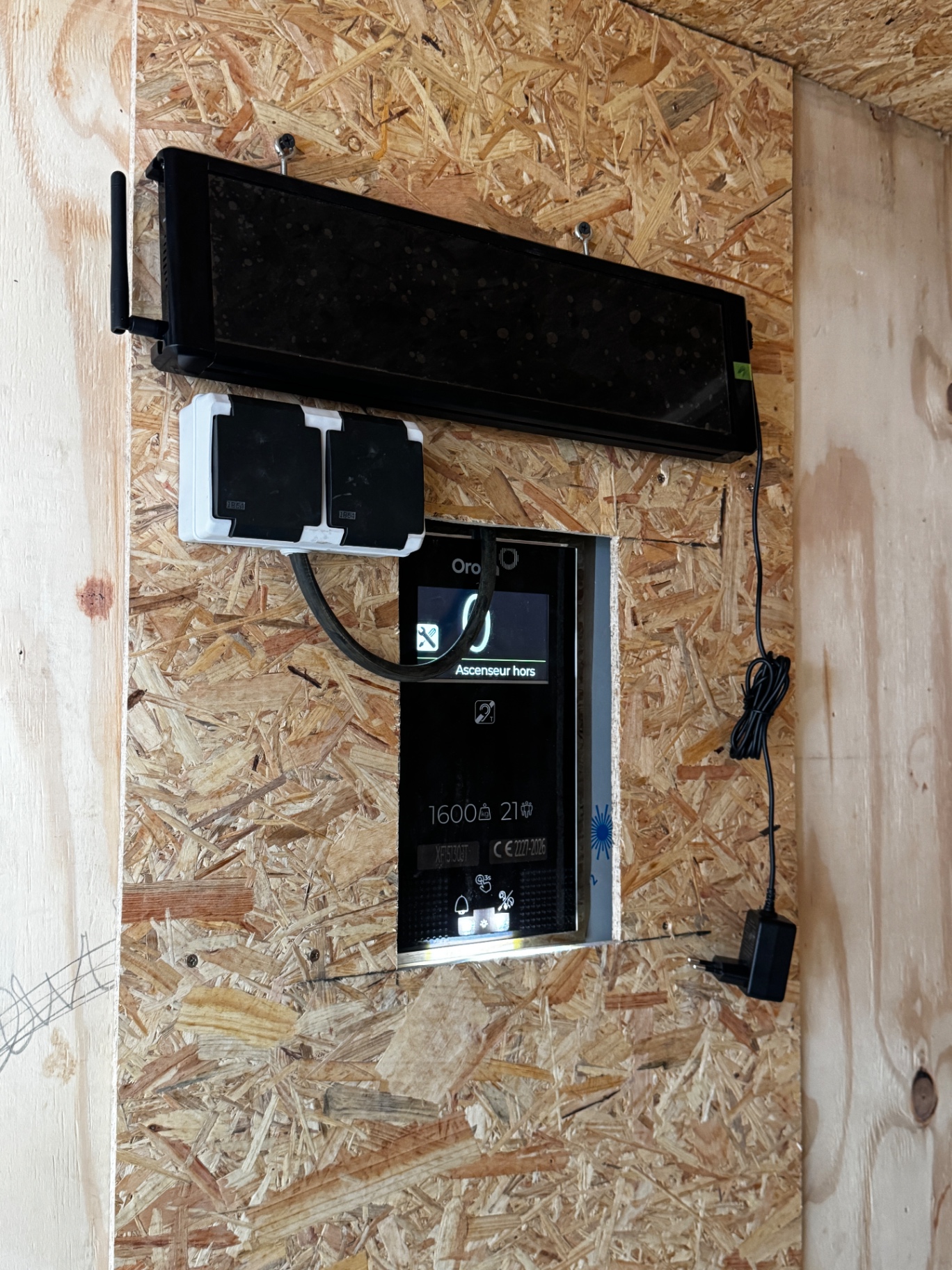 Récepteur LED et écran de commande lift en cours d'installation