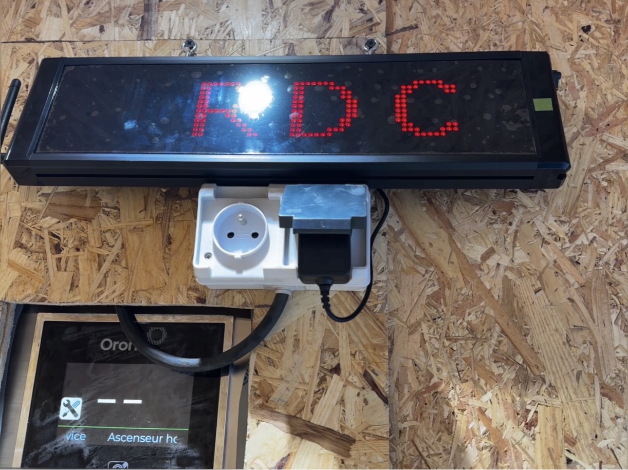 Affichage LED indiquant l'étage demandé "RDC" reçu en cabine