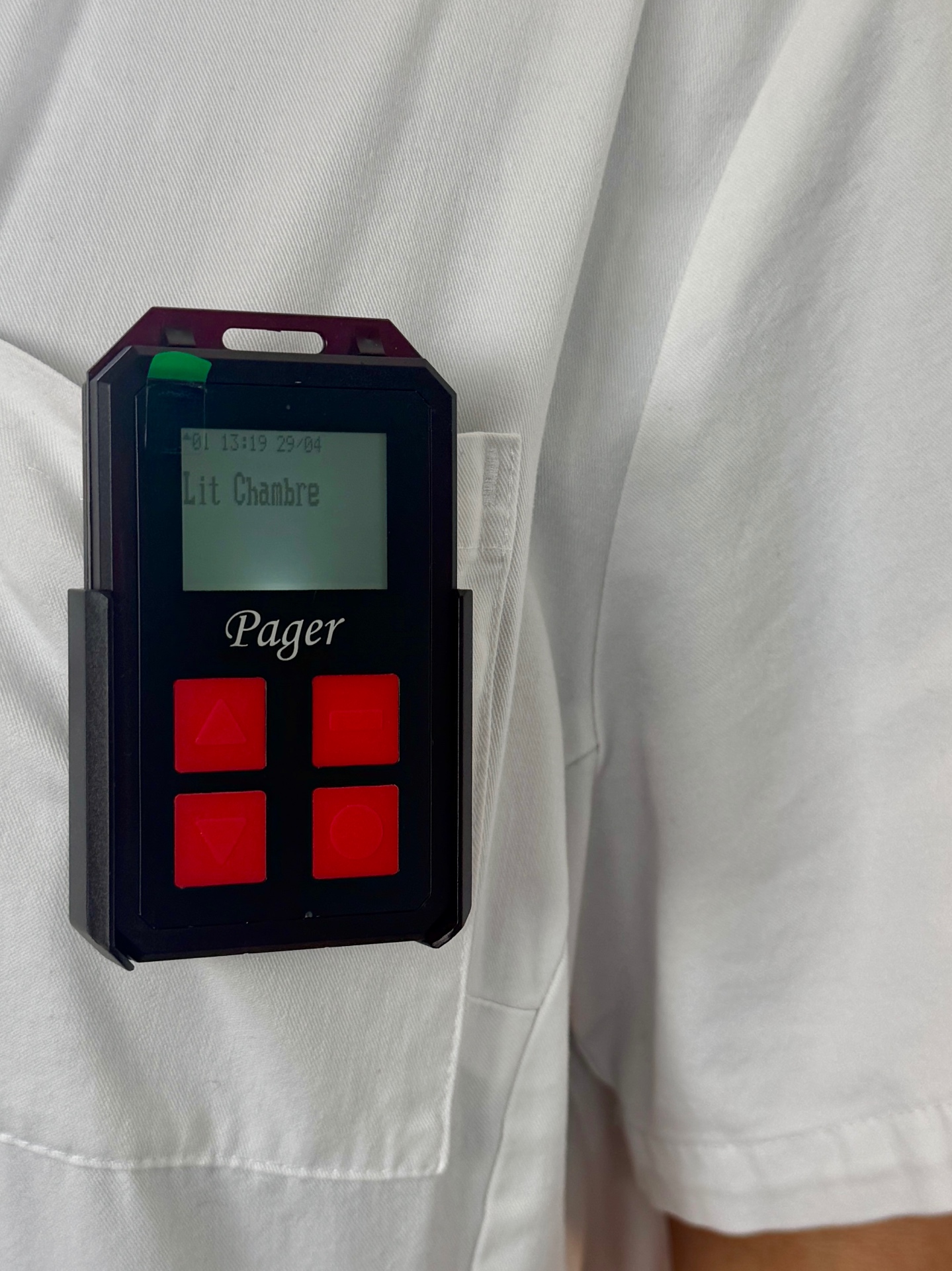 Bipeur infirmier affichant l'alerte « Lit Chambre » reçue depuis le chevet patient