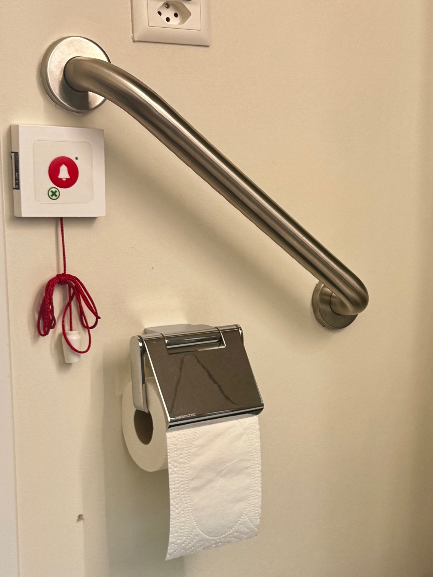 Bouton d'appel et tirette d'urgence dans les sanitaires d'une chambre EHPAD