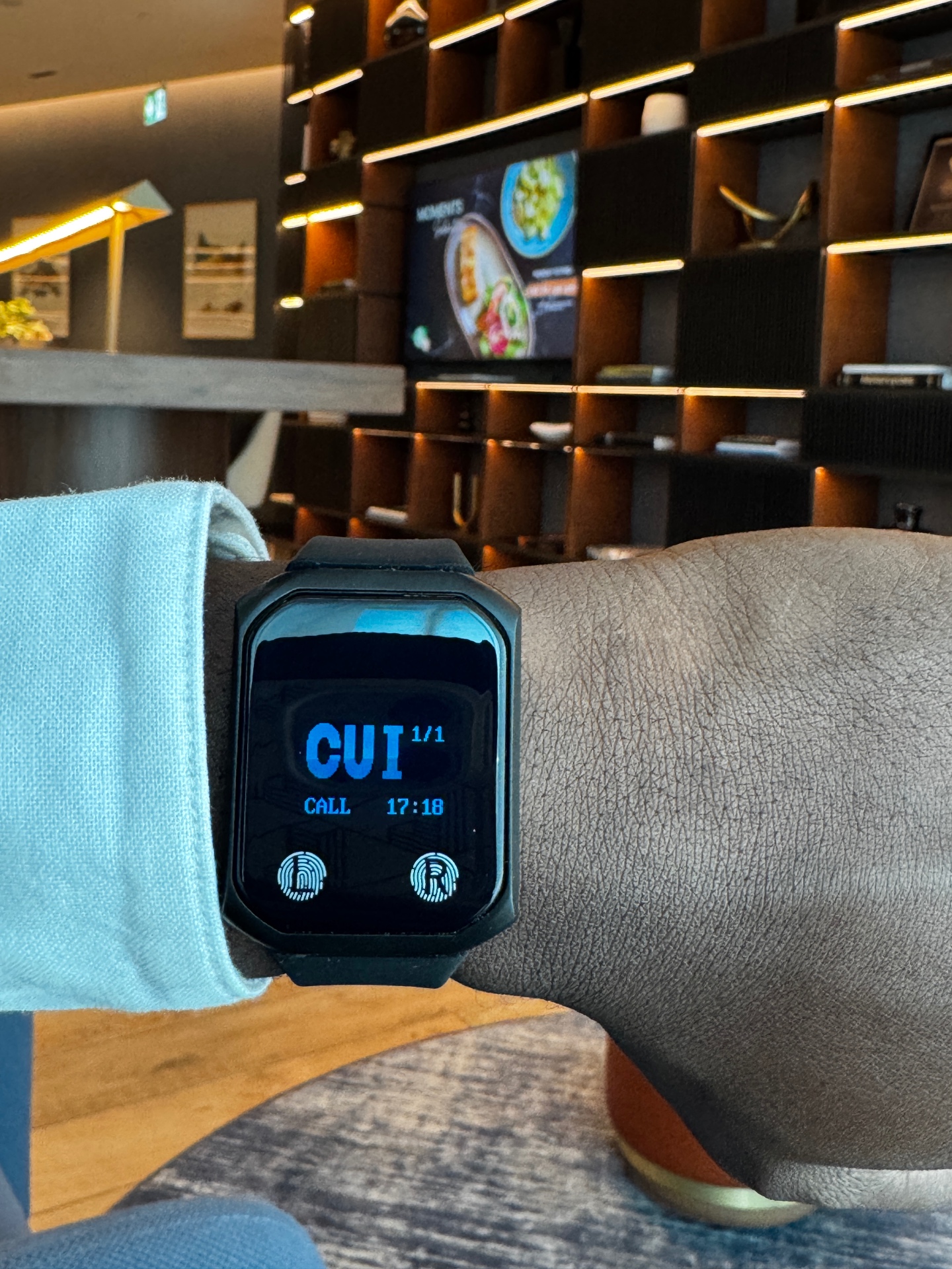 Bipeur-montre serveur LC-S200 au poignet d'un serveur du Marriott Genève affichant l'appel « CUI » (cuisine) à 17h18